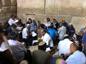 A group of Temanim (Yemenite Jews) recite Kinos at the Kosel.